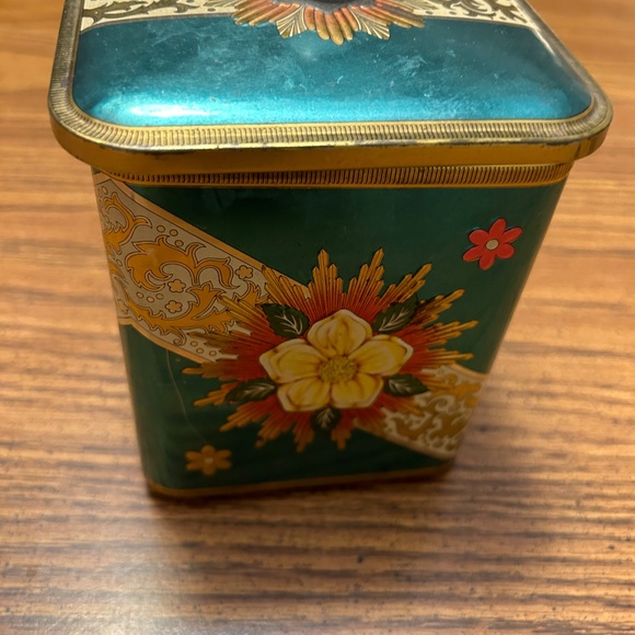 Antique metal can with yellow flowers on all four sides, metal handle knob. - Picture 3 of 6